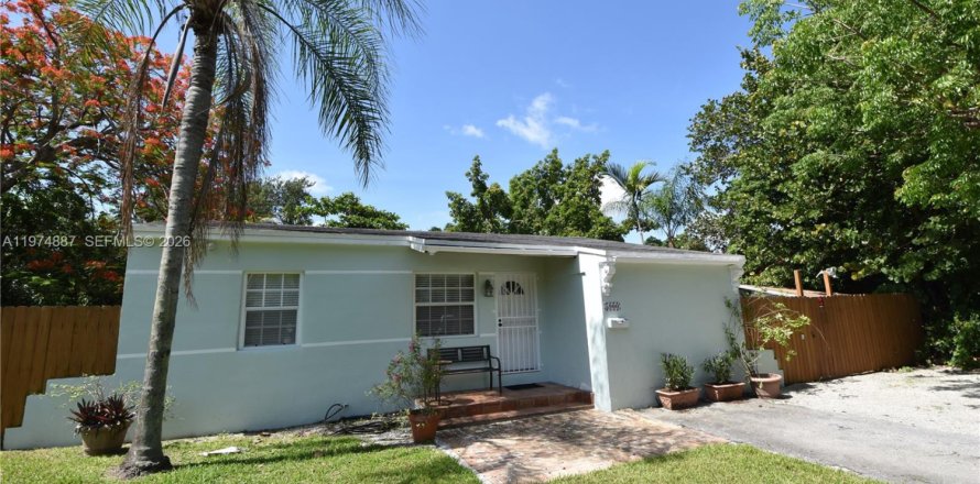 House in Miami, Florida 2 bedrooms, 113.81 sq.m. № 2040926