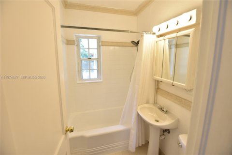 House in Miami, Florida 2 bedrooms, 113.81 sq.m. № 2040926 - photo 5