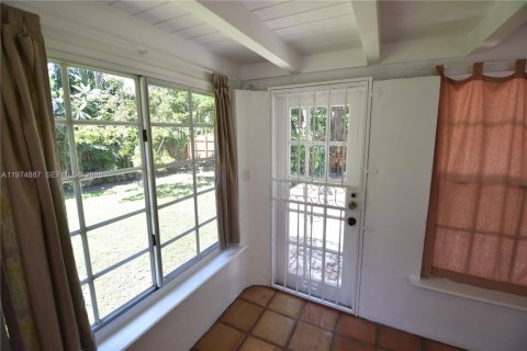 House in Miami, Florida 2 bedrooms, 113.81 sq.m. № 2040926 - photo 8