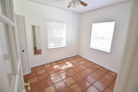 House in Miami, Florida 2 bedrooms, 113.81 sq.m. № 2040926 - photo 4
