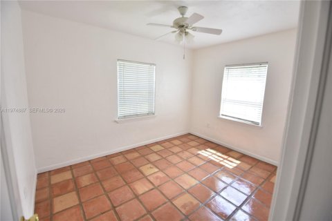 House in Miami, Florida 2 bedrooms, 113.81 sq.m. № 2040926 - photo 3