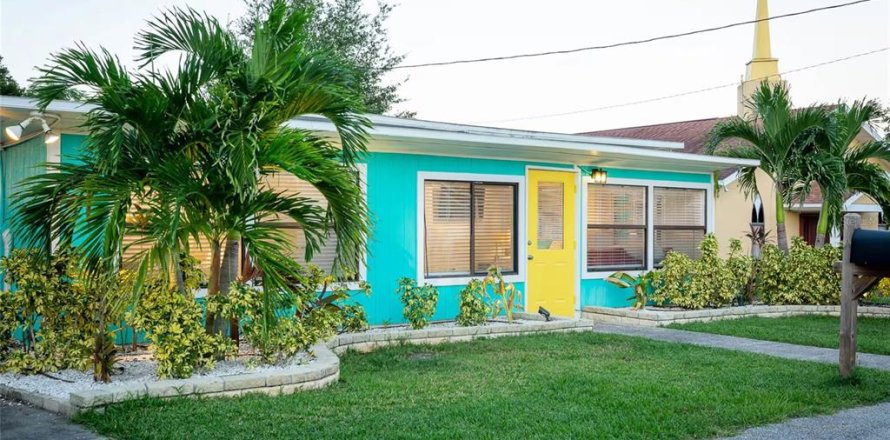 House in Safety Harbor, Florida 2 bedrooms, 84.54 sq.m. № 2095005