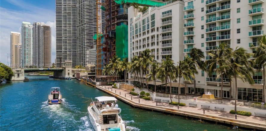 Condominio en Miami, Florida, 1 dormitorio  № 1840896