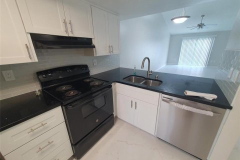 Villa ou maison à louer à Palm Harbor, Floride: 2 chambres, 92.9 m2 № 2402882 - photo 4