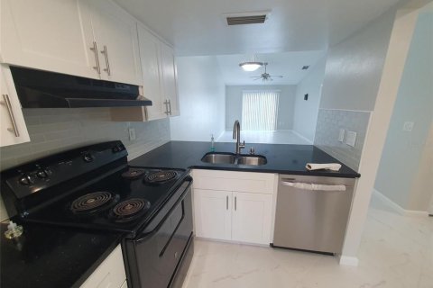 Villa ou maison à louer à Palm Harbor, Floride: 2 chambres, 92.9 m2 № 2402882 - photo 5