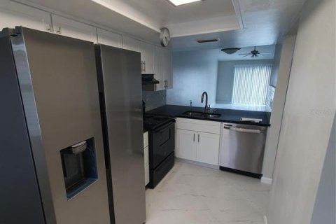 Villa ou maison à louer à Palm Harbor, Floride: 2 chambres, 92.9 m2 № 2402882 - photo 2