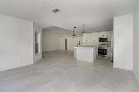 House in Palm Bay, Florida 4 bedrooms, 202.53 sq.m. № 1720891 - photo 10