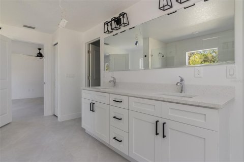 House in Palm Bay, Florida 4 bedrooms, 202.53 sq.m. № 1720891 - photo 15