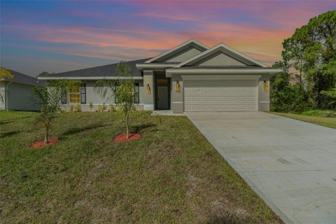 House in Palm Bay, Florida 4 bedrooms, 202.53 sq.m. № 1720891 - photo 1