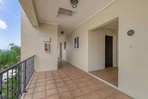 Condo in Sarasota, Florida, 2 bedrooms № 1907361 - photo 4