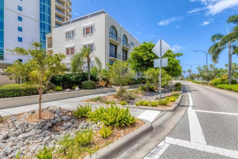 Condo in Sarasota, Florida, 2 bedrooms № 1907361 - photo 1