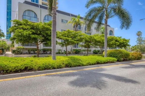 Condo in Sarasota, Florida, 2 bedrooms № 1907361 - photo 2