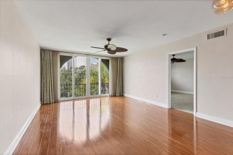 Condo in Sarasota, Florida, 2 bedrooms № 1907361 - photo 8