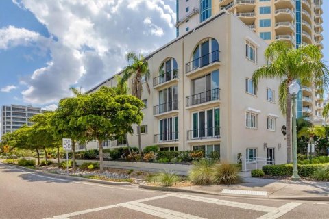 Condo in Sarasota, Florida, 2 bedrooms № 1907361 - photo 3