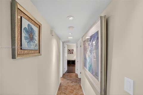 Condo in Wilton Manors, Florida, 2 bedrooms  № 1990502 - photo 25