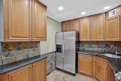 Condo in Wilton Manors, Florida, 2 bedrooms  № 1990502 - photo 18