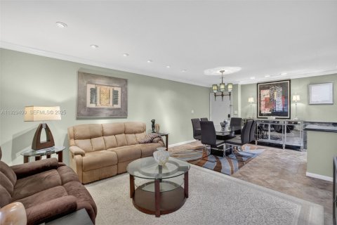 Condo in Wilton Manors, Florida, 2 bedrooms  № 1990502 - photo 15