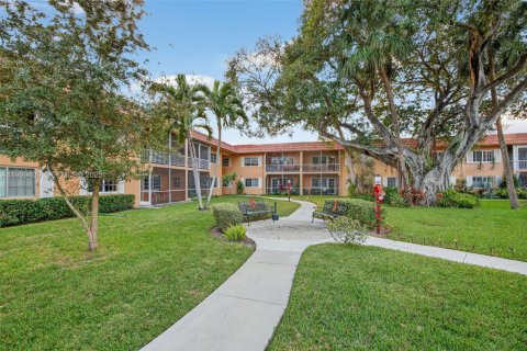 Condo in Wilton Manors, Florida, 2 bedrooms  № 1990502 - photo 11
