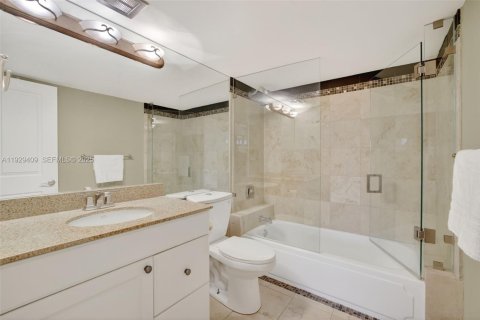 Condo in Wilton Manors, Florida, 2 bedrooms  № 1990502 - photo 28