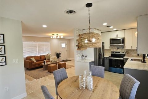 House in Englewood, Florida 3 bedrooms, 127 sq.m. № 2199228