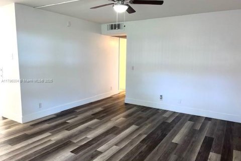 Condo in Pembroke Pines, Florida, 2 bedrooms  № 1861853 - photo 12