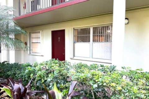 Condo in Pembroke Pines, Florida, 2 bedrooms  № 1861853 - photo 9
