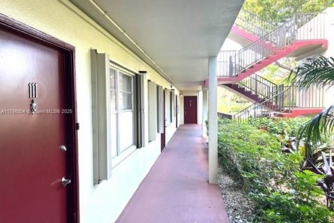 Condo in Pembroke Pines, Florida, 2 bedrooms  № 1861853 - photo 2
