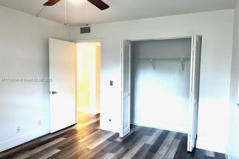 Condo in Pembroke Pines, Florida, 2 bedrooms  № 1861853 - photo 23