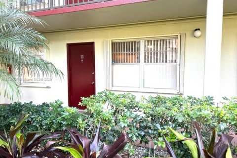 Condo in Pembroke Pines, Florida, 2 bedrooms  № 1861853 - photo 1