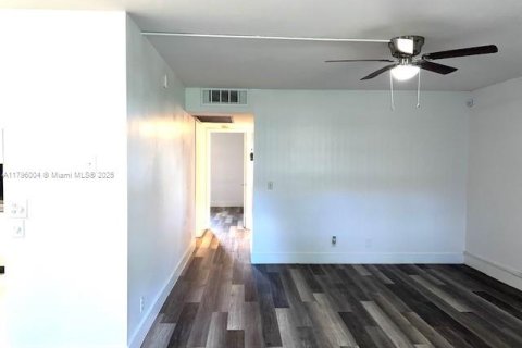 Condo in Pembroke Pines, Florida, 2 bedrooms  № 1861853 - photo 10