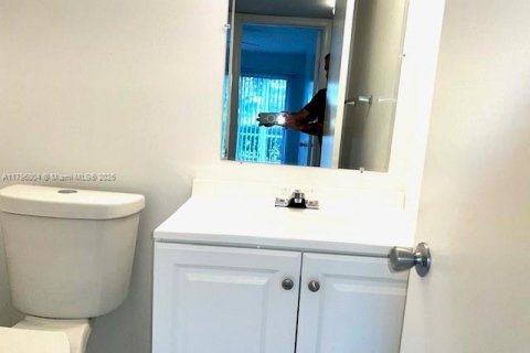 Condo in Pembroke Pines, Florida, 2 bedrooms  № 1861853 - photo 30