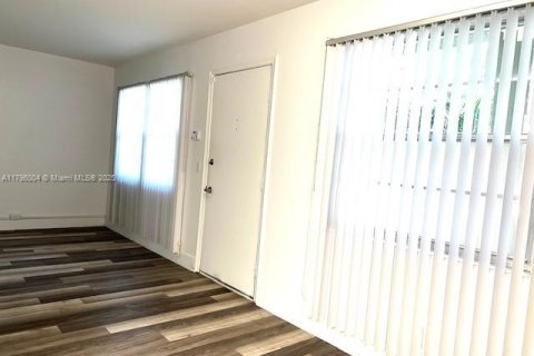 Condo in Pembroke Pines, Florida, 2 bedrooms  № 1861853 - photo 15