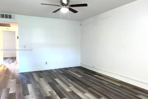 Condo in Pembroke Pines, Florida, 2 bedrooms  № 1861853 - photo 11