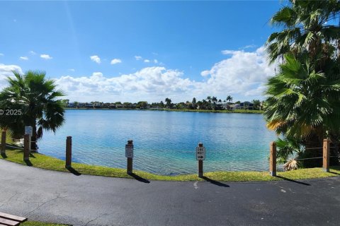 House in Cutler Bay, Florida 4 bedrooms, 131.27 sq.m. № 1990709 - photo 30