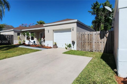 House in Cutler Bay, Florida 4 bedrooms, 131.27 sq.m. № 1990709 - photo 3