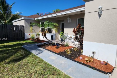 House in Cutler Bay, Florida 4 bedrooms, 131.27 sq.m. № 1990709 - photo 2