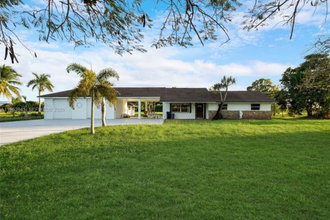 House in Miami, Florida 4 bedrooms, 204.2 sq.m. № 2153296
