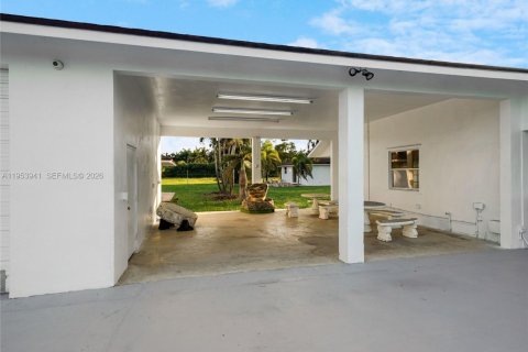 House in Miami, Florida 4 bedrooms, 204.2 sq.m. № 2153296 - photo 6