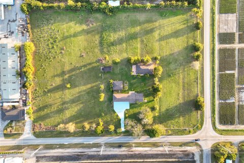 House in Miami, Florida 4 bedrooms, 204.2 sq.m. № 2153296 - photo 27
