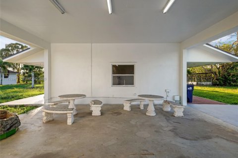 House in Miami, Florida 4 bedrooms, 204.2 sq.m. № 2153296 - photo 8