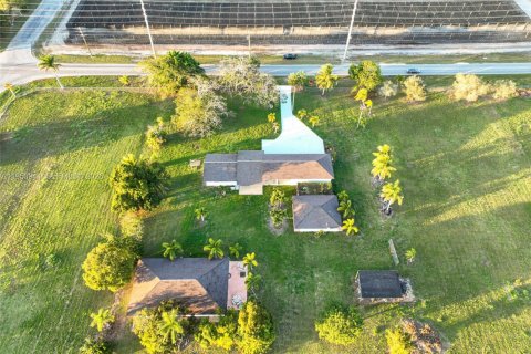 House in Miami, Florida 4 bedrooms, 204.2 sq.m. № 2153296 - photo 30