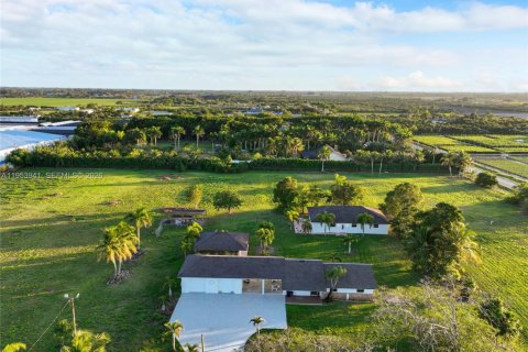 House in Miami, Florida 4 bedrooms, 204.2 sq.m. № 2153296 - photo 20