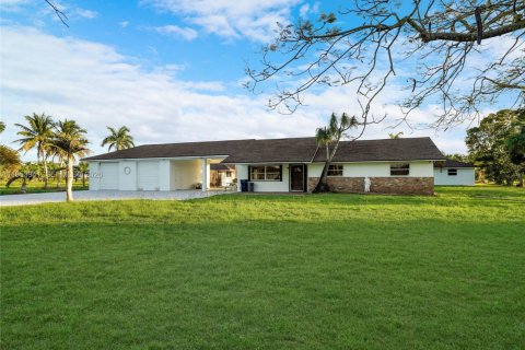 House in Miami, Florida 4 bedrooms, 204.2 sq.m. № 2153296 - photo 2