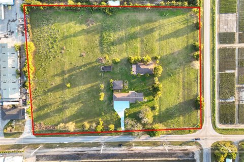 House in Miami, Florida 4 bedrooms, 204.2 sq.m. № 2153296 - photo 28