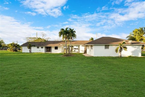 House in Miami, Florida 4 bedrooms, 204.2 sq.m. № 2153296 - photo 12