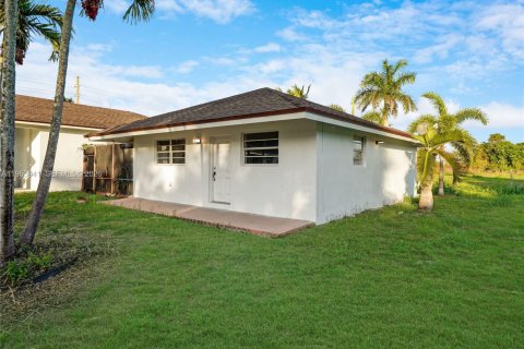House in Miami, Florida 4 bedrooms, 204.2 sq.m. № 2153296 - photo 10