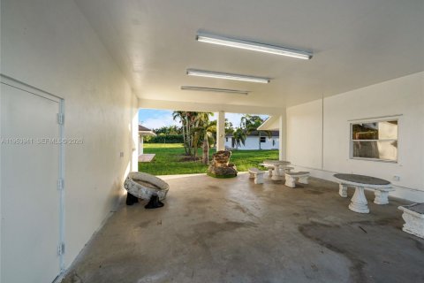 House in Miami, Florida 4 bedrooms, 204.2 sq.m. № 2153296 - photo 7
