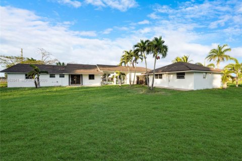 House in Miami, Florida 4 bedrooms, 204.2 sq.m. № 2153296 - photo 11