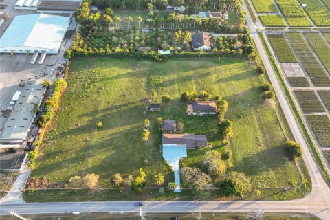 House in Miami, Florida 4 bedrooms, 204.2 sq.m. № 2153296 - photo 22