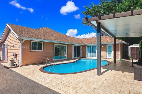 Casa en venta en Miami, Florida, 4 dormitorios, 167.13 m2 № 1986828 - foto 13